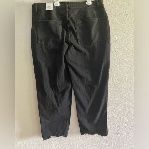 Time and Tru NWT Women's Black Boyfriend Jeans Sharkbite Distressed Hem 16 - Picture 6 of 8